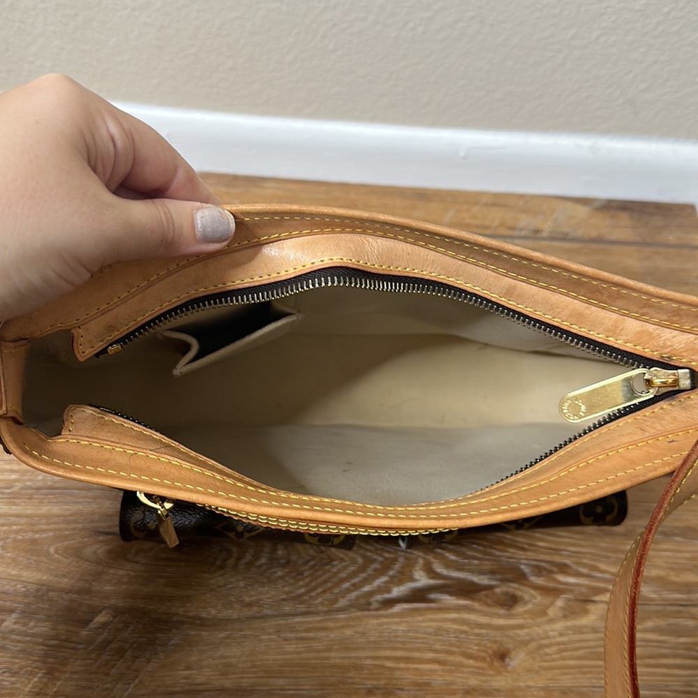 Louis Vuitton Monogram Hudson GM Bag‎ - Picture 9 of 15